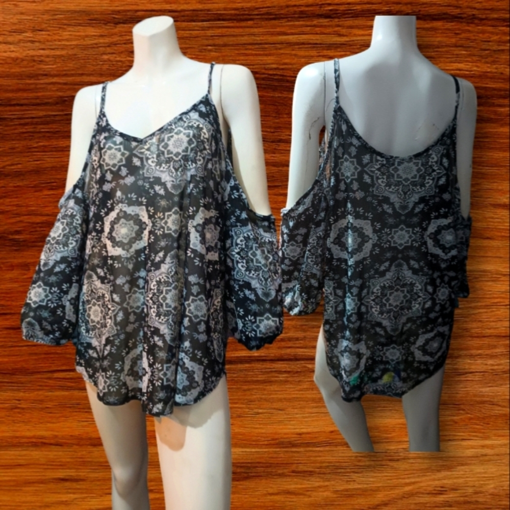 NY INVASION Off shoulder blouse